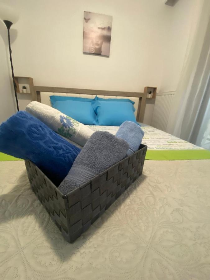 Lovely 2-Bedroom Appartement With Free Parking Agía Triás Luaran gambar